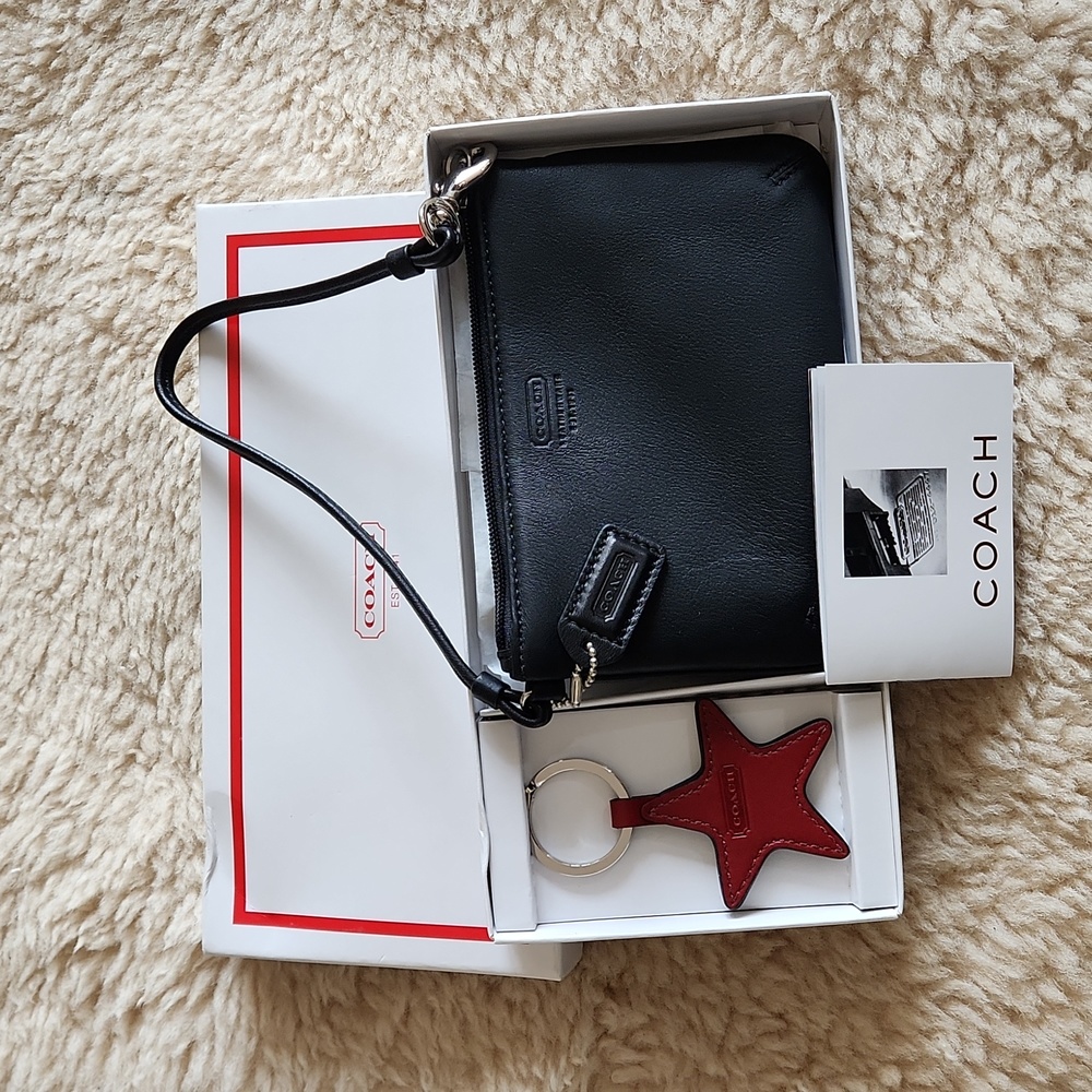 NWT IOB Coach Black Leather Wristlet with Red Star Key Fob 🖤⭐️❤️ - Picture 13 of 16